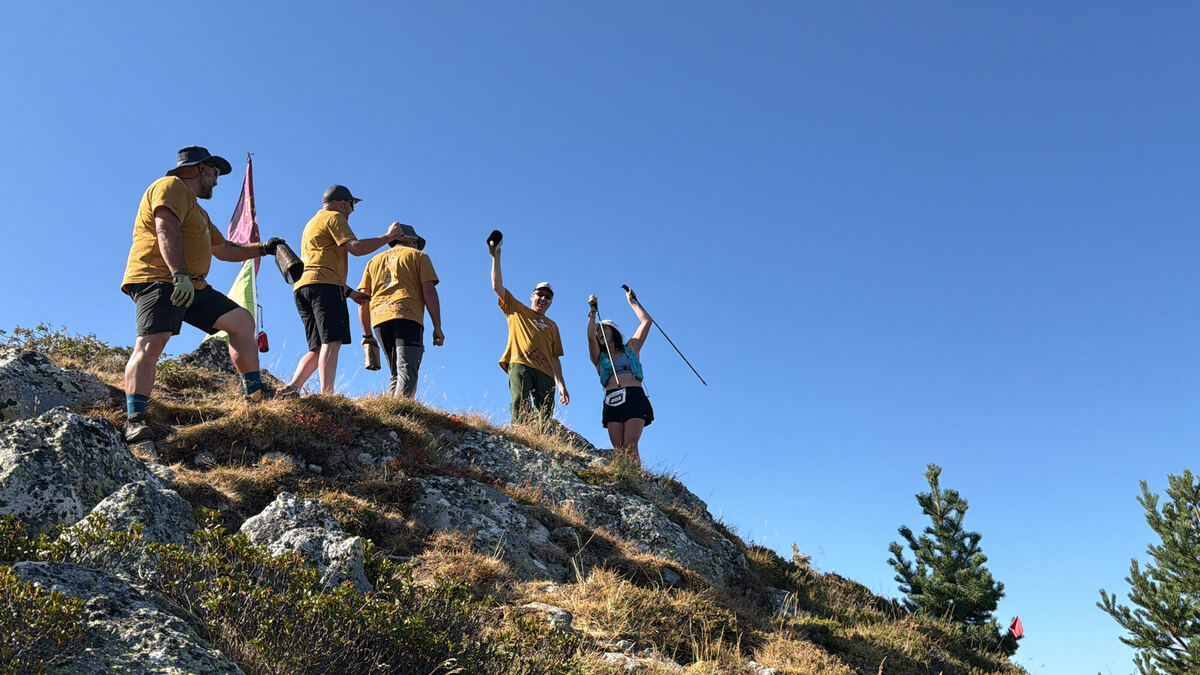 Equipo en la cima del Montlude
